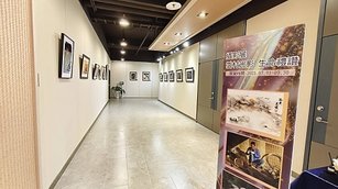「雲村光影・生命禮讚」攝影展，展出人文作品24福，展期將持續至9月底。(新竹縣樹杞林攝影學會提供）
