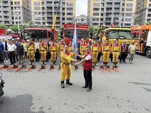 高市府整備可動用之機具、車輛與工班人力，在副祕書長王啓川的授旗下，支援嘉義救災。（高雄市政府提供）
