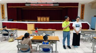 彰化市兒童快樂成長營開幕，彰化市長林世賢前來關心。（新唐人 葉錫鴻拍攝）