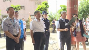 新豐鄉長徐煒傑(右二)說明檢傷站、臨時救治站及特殊照護區等設置情況。(新唐人記者林秋霞拍攝)