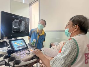 嘉基醫院為受檢者進行腹部超音波檢查。（嘉基提供）