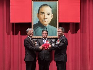 2025年7月31日，台電屏東區處舉行處長交接儀式，新任處長仇忠銘（右）自卸任處長饒祐禎（左）手中接下印信。（圖／台電屏東區營業處提供）