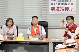 高雄市長陳其邁向交通部長陳世凱爭取桃源區市中心92K至94K明霸克露橋間的道路補強以維持暢通，各坍方路段的道路強化及明霸克露橋側坡水管工程加強等，以維山區居民運輸物資、通行及生命財產安全。(高雄市政府提供)