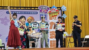灣北社區和蒜南社區共同演出的家庭暴力防治、反詐騙「愛情交友」短劇，劇情逗趣，寓教於樂。（朴子分局提供）