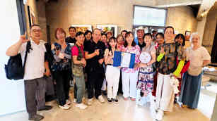 彭素貞老師(前排右三)行跡遍及世界五大洲。(圖／新竹縣樹杞林攝影學會)