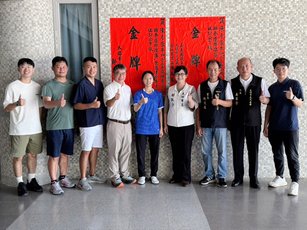 陳彥蓉同學在「2025亞洲青少年跆拳道錦標賽」，勇奪金牌，鄭淑分市長前往表揚。（太保市公所提供）