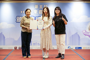 莊青雯老師(中)榮獲PaGamO教學星級獎。(圖／金門縣上岐國小 提供)