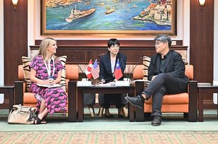 「2025美加領袖人才參訪計畫」訪團拜會高雄市副市長李懷仁，與市府團隊就台灣與美國及加拿大之經貿產業與城市交流等議題交流。（高雄市政府提供）