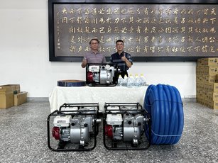 鹿港文化旅遊發展協會捐贈抽水機，（左邊）鹿港文化旅遊發展協會理事長黃一栩，（右邊）鹿港鎮長許志宏。（新唐人記者葉錫鴻拍攝）