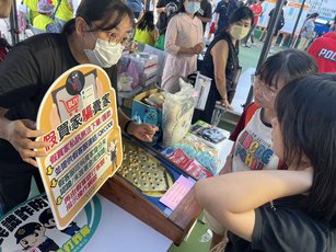 民雄分局結合在地觀光景點與各項活動，設置宣導攤位、發放反詐宣導品，提醒民眾小心受騙上當。（民雄分局提供）