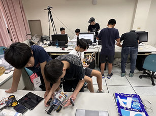 結合知識教學、動手實作與競賽挑戰三大核心，讓學生從程式設計到硬體應用，親手打造比賽用機器人。(圖／中山大學 提供)