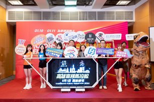 高市府運動發展局長侯尊堯、富邦人壽資深副總經理陳秀玲、永悅健康集團營運長杜君哲等來賓，與Mingo朴旻曙、Fubon Angels共同參與啟動儀式。（高雄市運發局提供）