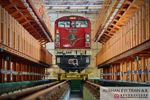 造價逾億元 阿里山林鐵高階款列車「森里號」亮相。（林鐵及文資處提供）