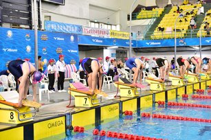 蹼泳選手們同時躍入水中，全力以赴展開角逐。（高雄市運發局提供）