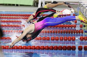 蹼泳選手奮力一游，展開激烈競技。（高雄市運發局提供）