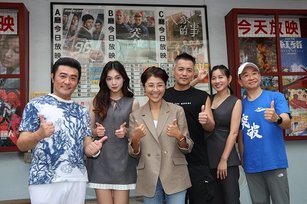 「突破：三千米的泳氣」於南投戲院舉辦特映會，縣長許淑華（左三）與劇組人員合影。（南投縣政府提供）