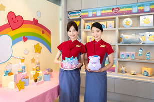 風靡全球的 Care Bears™ 愛心小熊，自 9 月底起，將陸續於華航機上餐盤現身，同時也特別推出一系列限定聯名周邊商品，即日起預購開跑。（圖／中華航空提供）