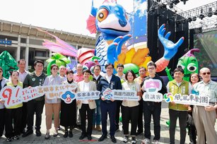 親子劇《燈怪》，今（19）晚起一連三天，在高雄文化中心圓形廣場演出。（高雄市政府提供）