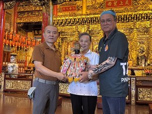 阿猴媽祖文教基金會董事長鄭清原（左1）與泰武鄉長潘明福（右1）共同宣傳。（新唐人拍攝）