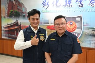 彰化縣警察局局長陳明君與藝人林佑星合影。（彰化縣警察局提供）