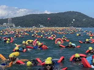 第43屆「日月潭國際萬人泳渡」9月28日盛大登場，24,736人報名參加。（南投縣政府提供）