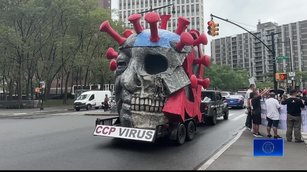 中共病毒巨型塑像現身紐約 提醒美國人中共滲透危害