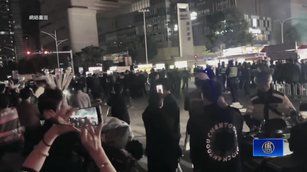 昆明夜市攤主與警察爆激烈衝突 鍋碗瓢盆滿天飛