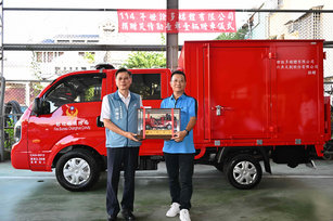 左：彰化縣消防局副局長邱聰佳 右：世詮多媒體董事長沈東昇。(圖／彰化縣消防局)