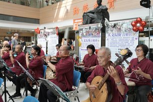 樂團成員平均年齡逾七十歲。（嘉義長庚醫院提供）