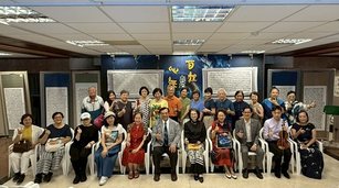 建國科大為慶祝創校六十週年，特別策劃「百體心經~壺也書法個展」，開幕茶會大合照。（建國科大提供）