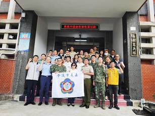 嘉義市議會議長陳姿妏帶領議會同仁秋節敬軍團，前往嘉義憲兵隊致贈秋節慰問金，慰問嘉義地區駐軍。（嘉義市議會提供）