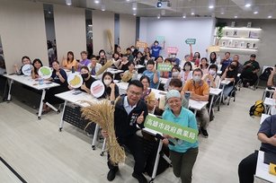 農民老師培訓坊與局長姚志旺合照。（高雄市農業局提供）