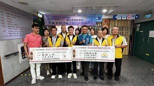 守護慢飛天使，民間社團捐贈愛心物資捐贈儀式。（新唐人記者葉錫鴻拍攝）