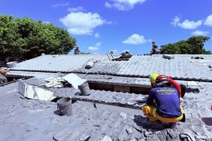 隊員們頂著烈日救災，醫療組適時介入給鹽糖跟灌水跟要求休息，還要注意使用破壞器材時的潛在風險、與惡劣環境可能對隊員產生的影響(嘉基醫院 提供)