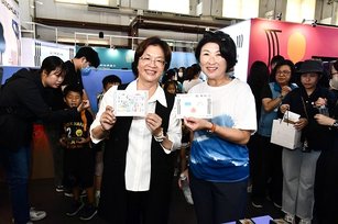 彰化縣長王惠美（左）與台東縣長饒慶鈴在彰化藝術館內合影。（彰化縣政府提供）