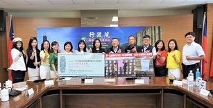 行政院南服中心許乃文執行長（中）與蔡語鈴主委（左）、副主委邱金英、陳伊莉（左側）、副執行長陳文亮、謝文斌（右側）及其他委員，共同出席捐款儀式。（行政院南部服務中心提供）