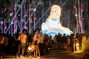 嘉義市光織影舞，今年以迪士尼經典動畫《愛麗絲夢遊仙境》為活動主題，相當吸睛。（嘉義市政府提供）