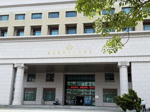 嘉義地檢署成立專案小組，22日搜索吳男、張姓廠商業者住處、辦公處所等共20處地點，並漏夜偵訊，偵訊後將吳、張兩人向法院聲請羈押禁見獲准。（嘉義地檢署提供）