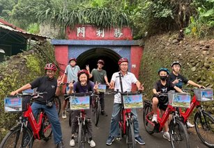活動展開「鐵馬走讀」，以電輔車悠遊 185 沿山公路秘境，穿越紅藍馬賽克牆的勝利門隧道、探訪滿載歲月痕跡的「隘食農園食光穿越牆」、巨大紅心為地標的「愛聊食堂」打卡點(屏東縣政府 提供)
