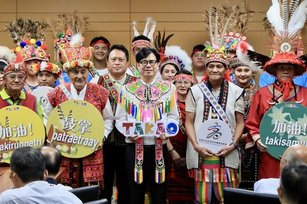 傳統領袖總頭目林信明為陳其邁市長穿戴阿美族男子傳統服飾「霞披」，陳其邁表示豐潮活動結合傳統與創新，邀請民眾一同參與，體驗原住民族文化之美(高雄市府 提供)