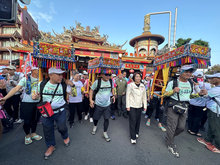 「這是一項創舉！」縣長周春米，看著千人齊心為揹媽祖上北大武山努力。（圖／屏東縣政府）