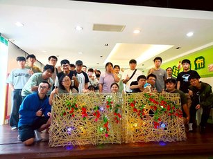 現場民眾手作小番茄鑰匙圈，並別上竹編番茄價，以創意展現農業文化。（虎科大提供）