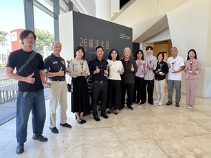局長與藝術家合照（彰化縣文化局提供）