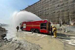 現場模擬發生明火災害情境，除了自衛消防編組的滅火班迅速佈置水線噴灑水霧降溫，興達電廠也隨即向市府消防局請求支援(台電興達電廠 提供)