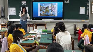 志工老師指導學生創作(太平國小提供)