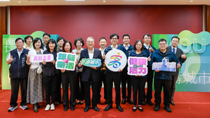 高雄市政府今（7）日與國際創新長壽社企股份有限公司（TICA）簽署「全球長壽城市計畫」合作備忘錄大合照。（高雄市政府提供）