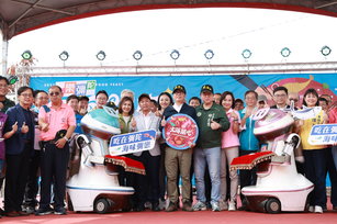 「2025大海開吃」系列活動首站在彌陀漁港登場，高雄市長陳其邁出席「魚光滿滿、豐收滿滿」揭幕儀式。（高雄市政府提供）