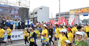 台灣米倉田中馬拉松9日在田中鎮公所前熱鬧開跑，吸引約1萬7千名跑者與9千名志工共襄盛舉。（彰化縣政府提供）