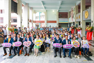 高雄市長陳其邁出席揭牌活動，感謝中央及議會關心高雄教育發展，支持市府推動校舍擴建與學區調整(高雄市府 提供)