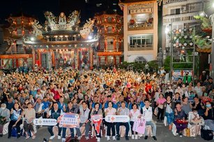 喜愛傳統戲曲的民眾，透過藝文量能展現與群眾共賞，活絡傳統表演藝術產業，展現嘉義文化城市的深厚底蘊(嘉義市府 提供)